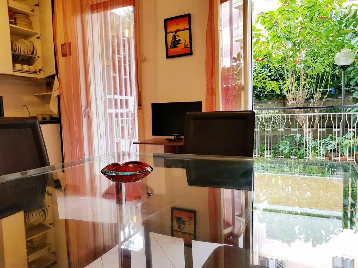 Catania House Apartment 0*,